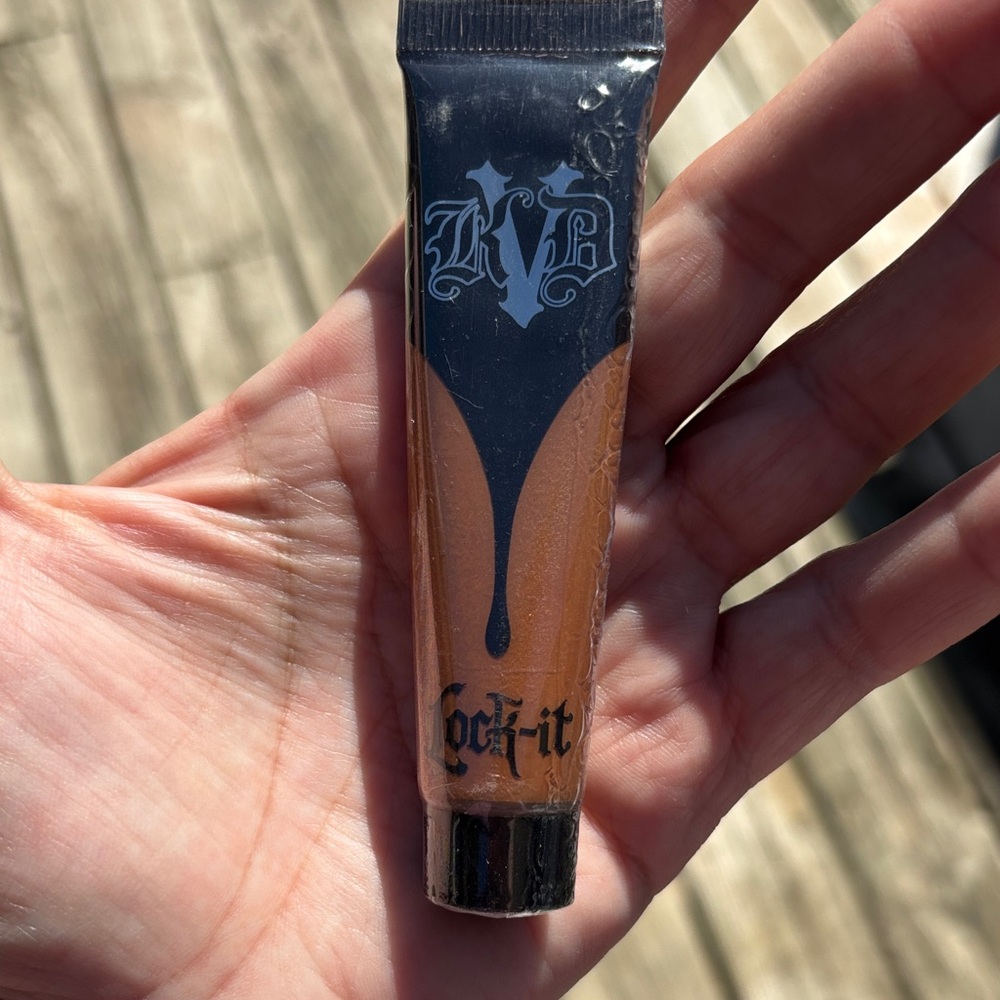 Kat Von D Lock-It Foundation - Tan